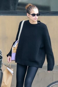 kaia-gerber-exits-a-restaurant-in-los-feliz-02-14-2023-3.jpg