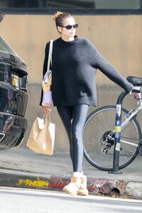 kaia-gerber-exits-a-restaurant-in-los-feliz-02-14-2023-4.jpg