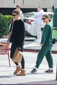 kaia-gerber-exits-a-restaurant-in-los-feliz-02-14-2023-6.jpg
