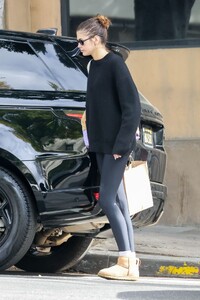 kaia-gerber-exits-a-restaurant-in-los-feliz-02-14-2023-8.jpg