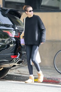 kaia-gerber-exits-a-restaurant-in-los-feliz-02-14-2023-9.jpg