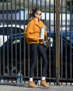 kaia-gerber-heading-to-early-morning-workout-in-los-angeles-01-31-2023-0.thumb.jpg.51afae249dda8e1dd02cfd74ed8934dd.jpg