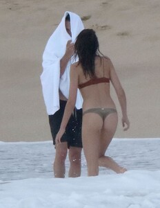 kaia-gerber-in-bikini-at-new-year-s-holiday-with-family-in-los-cabos-12-31-2022-4.jpg