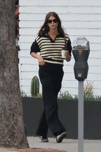 kaia-gerber-out-for-cup-of-coffee-in-los-feliz-02-13-2023-4.jpg