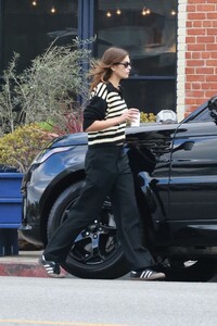 kaia-gerber-out-for-cup-of-coffee-in-los-feliz-02-13-2023-5.jpg