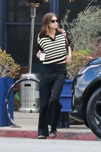 kaia-gerber-out-for-cup-of-coffee-in-los-feliz-02-13-2023-6.jpg