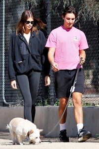 kaia-gerber-out-walk-in-a-park-with-a-friend-and-her-dog-in-los-angeles-02-08-2023-8.jpg
