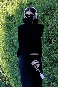 kaia-gerber-out-with-her-dog-in-los-angeles-02-07-2023-0.jpg
