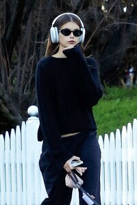 kaia-gerber-out-with-her-dog-in-los-angeles-02-07-2023-6.jpg