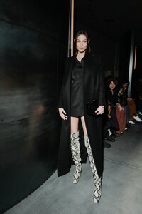 karlie-kloss-arrives-at-khaite-fashion-show-at-nydw-in-new-york-02-12-2023-1.jpg