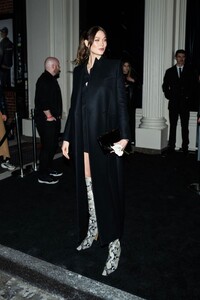 karlie-kloss-arrives-at-khaite-fashion-show-at-nydw-in-new-york-02-12-2023-2.jpg