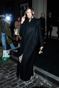 karlie-kloss-arrives-at-khaite-fashion-show-at-nydw-in-new-york-02-12-2023-4.jpg