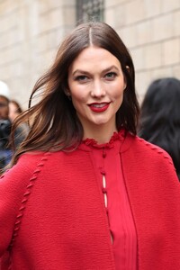 karlie-kloss-at-christian-dior-show-at-paris-fashion-week-01-23-2023-0.jpg