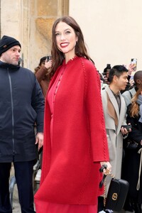 karlie-kloss-at-christian-dior-show-at-paris-fashion-week-01-23-2023-4.jpg