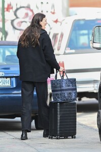 karlie-kloss-goes-makeup-free-carrying-her-luggage-in-new-york-02-06-2023-0.jpg