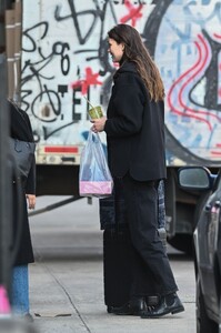 karlie-kloss-goes-makeup-free-carrying-her-luggage-in-new-york-02-06-2023-1.jpg