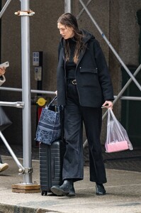 karlie-kloss-goes-makeup-free-carrying-her-luggage-in-new-york-02-06-2023-5.jpg