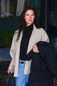 karlie-kloss-out-and-about-in-new-york-02-23-2023-5.jpg