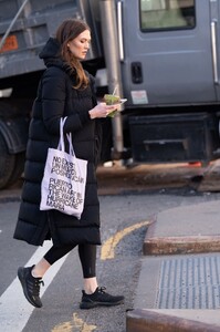 karlie-kloss-out-on-valentine-s-day-in-new-york-02-14-2023-0.jpg