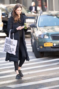 karlie-kloss-out-on-valentine-s-day-in-new-york-02-14-2023-2.jpg
