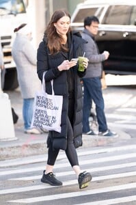 karlie-kloss-out-on-valentine-s-day-in-new-york-02-14-2023-4.jpg