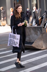 karlie-kloss-out-on-valentine-s-day-in-new-york-02-14-2023-5.jpg
