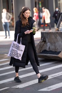 karlie-kloss-out-on-valentine-s-day-in-new-york-02-14-2023-6.jpg