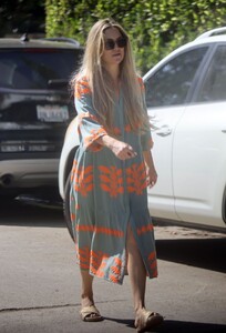 kate-hudson-leaves-a-spa-in-santa-monica-02-10-2023-6.jpg