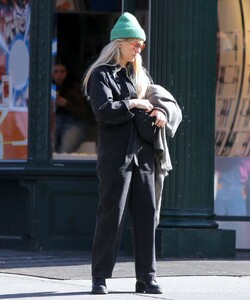 kate-hudson-out-for-lunch-at-bar-pitti-in-new-york-02-20-2023-3.jpg