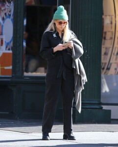 kate-hudson-out-for-lunch-at-bar-pitti-in-new-york-02-20-2023-4.jpg