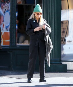 kate-hudson-out-for-lunch-at-bar-pitti-in-new-york-02-20-2023-5.jpg