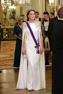 kate-middleton-at-state-banquet-at-buckingham-palace-in-london-11-22-2022-5.jpg