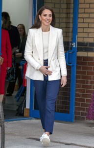 kate-middleton-visits-landau-forte-college-in-derby-02-08-2023-6.jpg