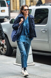 katie-holmes-out-and-about-in-new-york-02-22-2023-2.jpg
