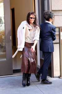 katie-holmes-out-with-wet-hair-ahead-of-her-broadway-play-in-new-york-02-18-2023-0.jpg