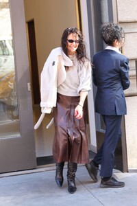 katie-holmes-out-with-wet-hair-ahead-of-her-broadway-play-in-new-york-02-18-2023-1.jpg