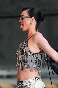 katy-perry-arrives-at-jimmy-kimmel-live-in-hollywood-02-16-2023-5.jpg