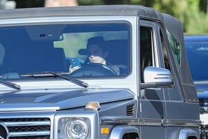 kendall-jenner-drives-home-after-a-yoga-class-in-beverly-hills-02-09-2023-0.jpg