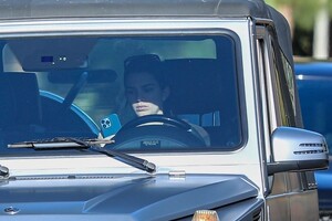kendall-jenner-drives-home-after-a-yoga-class-in-beverly-hills-02-09-2023-6.jpg