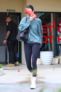kendall-jenner-heading-to-pilates-class-in-los-angeles-02-18-2023-1.jpg
