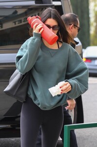 kendall-jenner-heading-to-pilates-class-in-los-angeles-02-18-2023-2.jpg