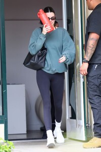 kendall-jenner-heading-to-pilates-class-in-los-angeles-02-18-2023-5.jpg