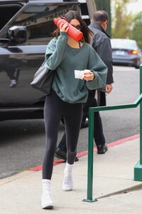 kendall-jenner-heading-to-pilates-class-in-los-angeles-02-18-2023-6.jpg