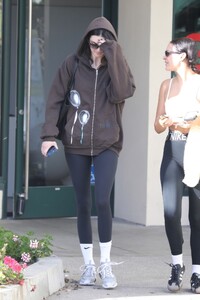 kendall-jenner-leaves-workout-with-a-friend-in-los-angeles-02-05-2023-3.jpg