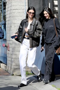 kendall-jenner-out-for-lunch-with-friends-in-west-hollywood-02-19-2023-5.jpg