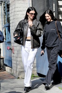 kendall-jenner-out-for-lunch-with-friends-in-west-hollywood-02-19-2023-8.jpg