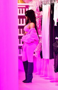 kim-kardashian-at-skims-pop-up-valentine-s-day-shop-opening-at-the-grove-in-los-angeles-02-08-2023-8.jpg