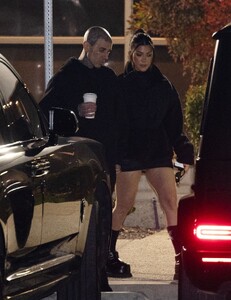 kourtney-kardashian-and-travis-barker-leaves-a-studio-in-calabasas-01-23-2023-7.jpg