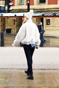 lady-victoria-hervey-out-enjoying-wintery-weather-in-london-12-12-2022-5.jpg