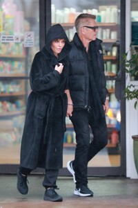 lisa-rinna-and-harry-hamlin-on-a-late-lunch-date-in-bel-air-12-31-2022-0.jpg